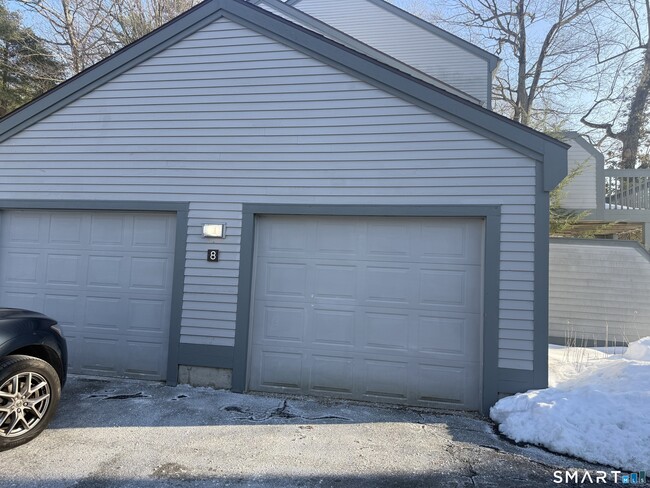 Building Photo - 8 Crossroads Ln