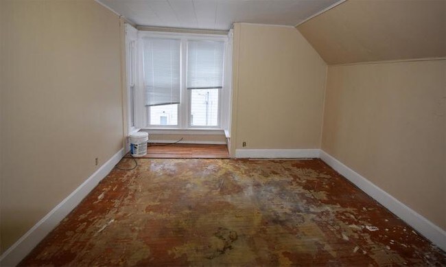 Building Photo - 1 Bedroom Upper