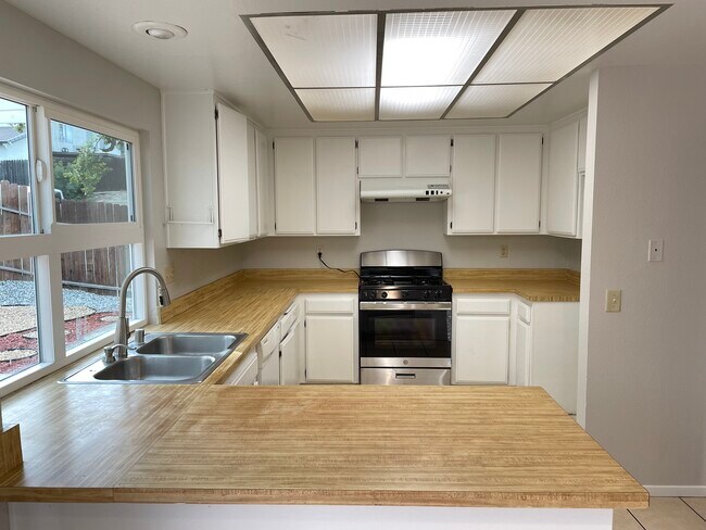 Kitchen - 17006 New Pine Dr