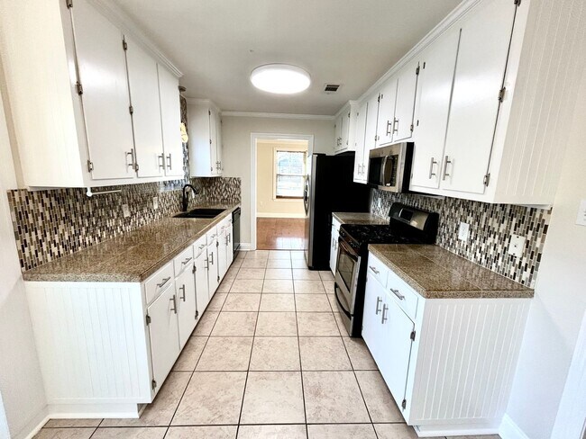 Building Photo - 3 Bedroom House off Millerville