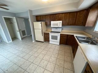 Building Photo - 2110 Breezy Dr