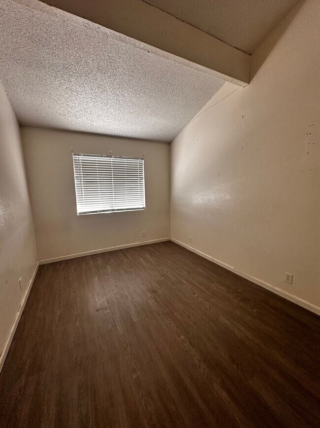 Building Photo - 2 Bedroom 1 Bath Townhouse for Rent