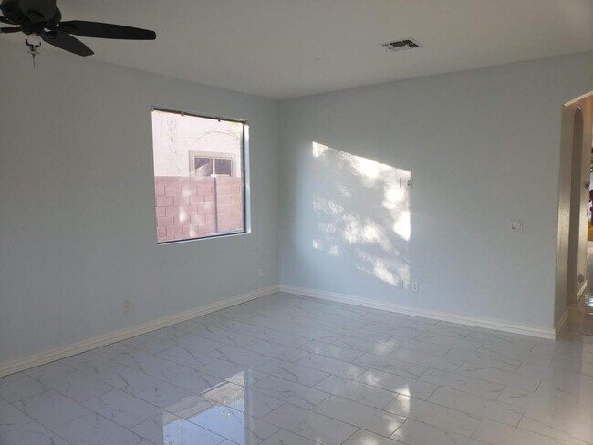 Foto del edificio - 15276 W. Roanoke Ave.