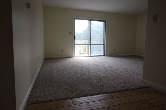 Foto del edificio - 220 Clover Ln