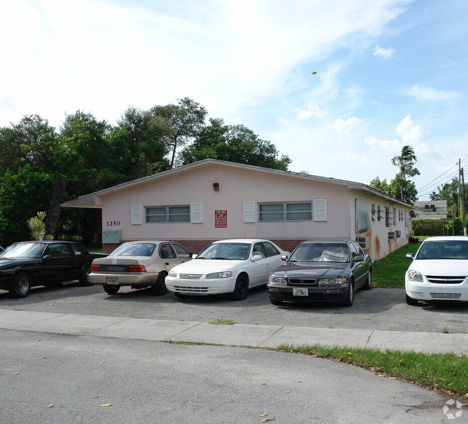 Building Photo - 1250 NE 113th Ter