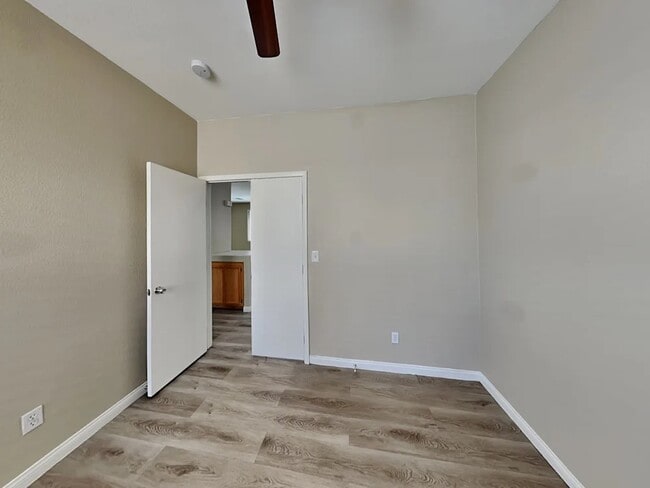 Foto del edificio - 5952 Hickory Nut Ave