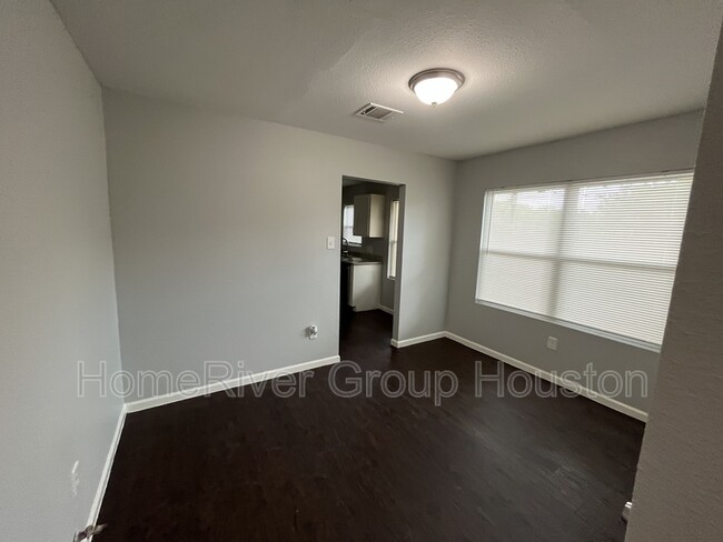 Building Photo - 2929 Sunbeam St