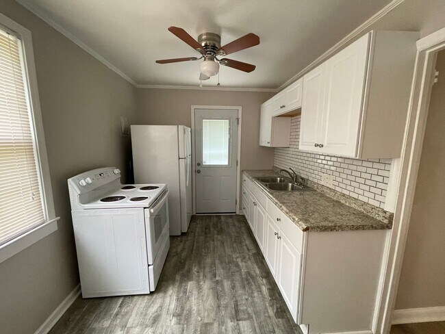 Foto del edificio - Gorgeous 2BR/1BA Duplex near Selwyn and Park Rd Hotspots!