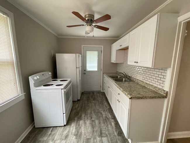 Photo - Gorgeous 2BR/1BA Duplex near Selwyn and Pa... House