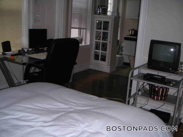 Building Photo - 352 Riverway