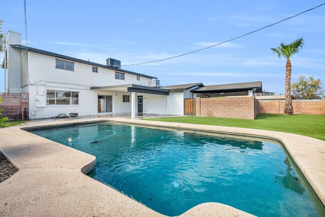 Foto del edificio - 6 Bedroom! 4 1/2 BATHS!  ASU! Diving Pool! Less than 1 mile to campus