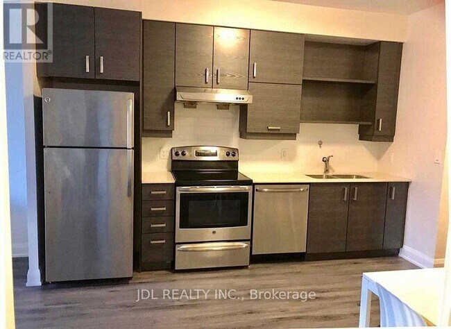 Photo du bâtiment - 1-601 Uptown Dr
