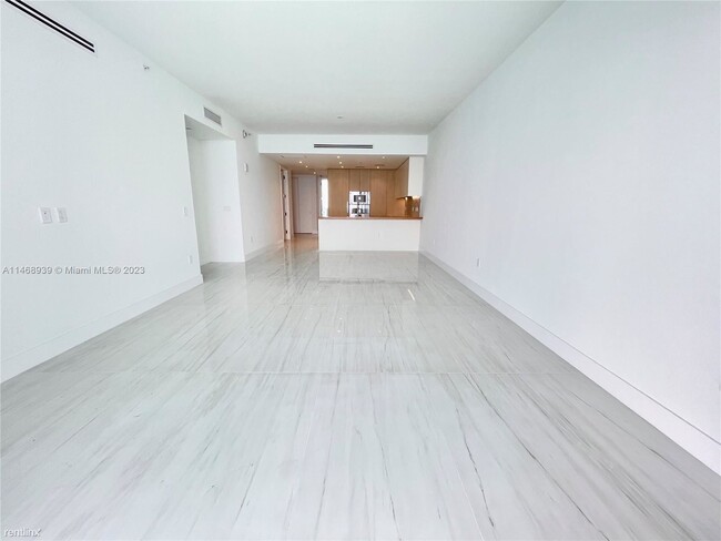 Foto del edificio - 2 br, 2.5 bath Condo - 15701 Collins Ave U...