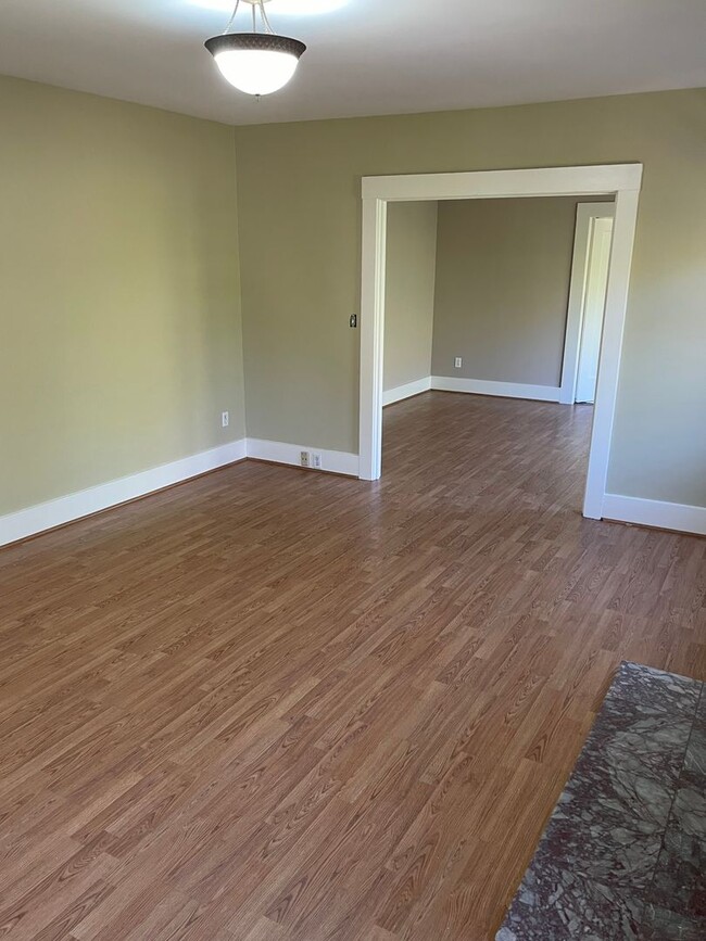 Building Photo - Great West Side Location!!