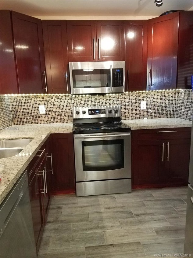 Foto principal - 17000 NW 67th Ave