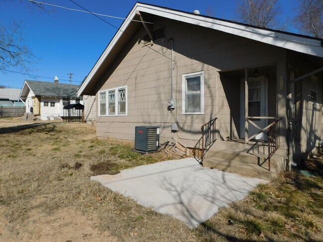 Building Photo - Great 3 bedroom/1 bath home in El Dorado!