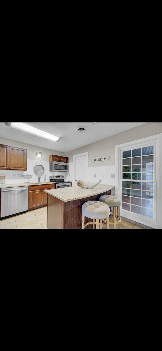 Building Photo - 5565 E Shirley Dr