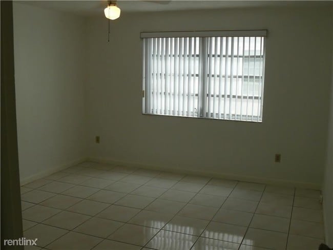 Building Photo - 531 Menendez Ave