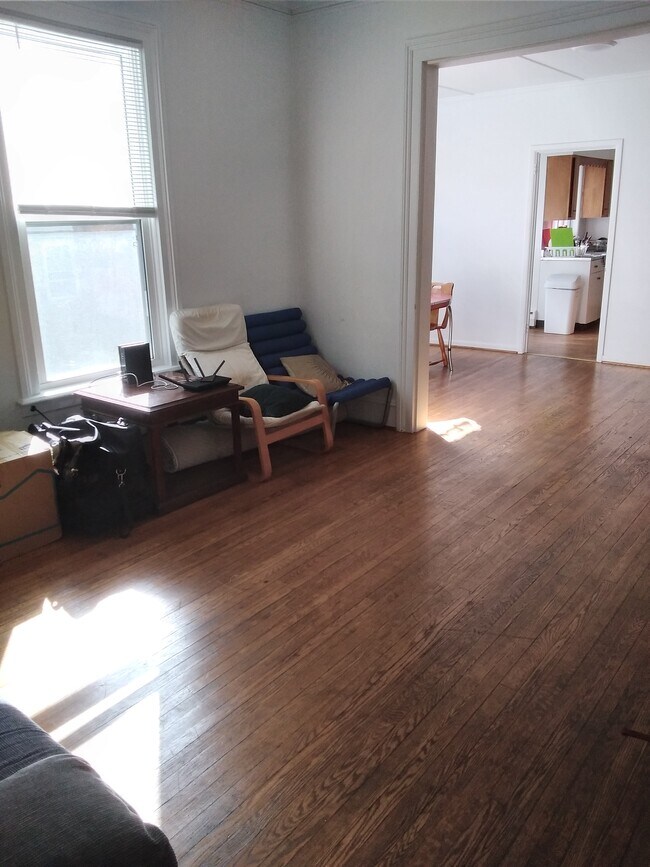 Living Room - 927 E State St