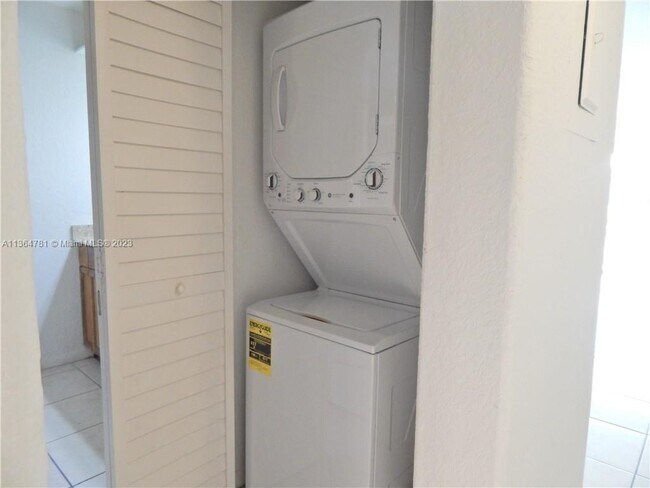 Foto del edificio - 10149 Twin Lakes Dr