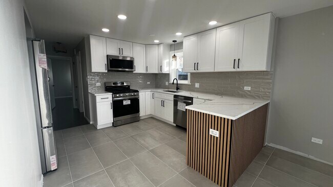 Foto del edificio - 552 Manistee Ave