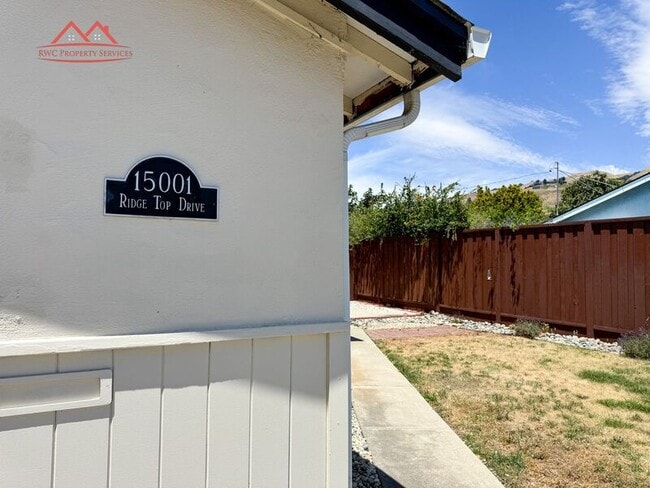 Building Photo - 15001 Ridgetop Dr
