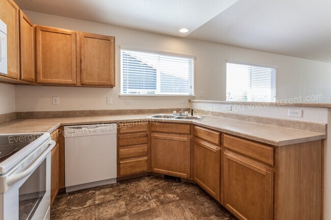 Foto del edificio - Amazing 3 Bedroom, 2 1/2 Bath Home in Gree...