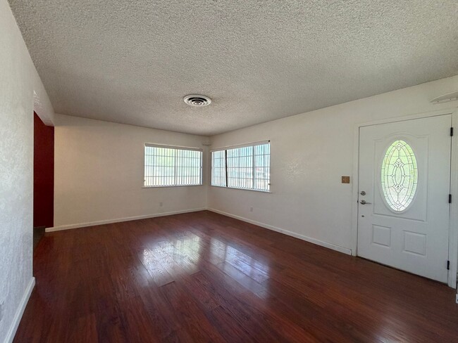 Building Photo - 3 Bedroom 2 Bathroom House on Corner Lot with 2 Car Garage Locate din Irwin Estates