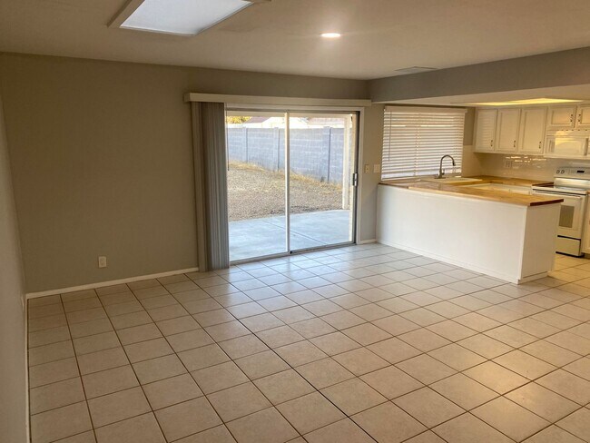 Building Photo - 4-bed, 2-bath SFH N Phoenix
