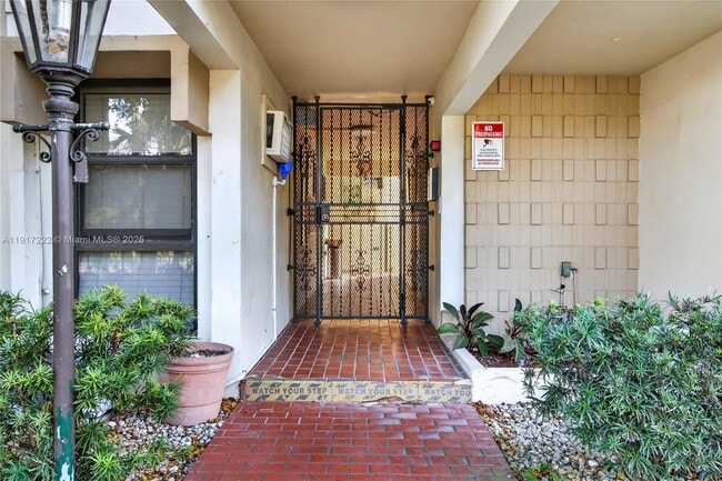 Foto del edificio - 1600 S Le Jeune Rd