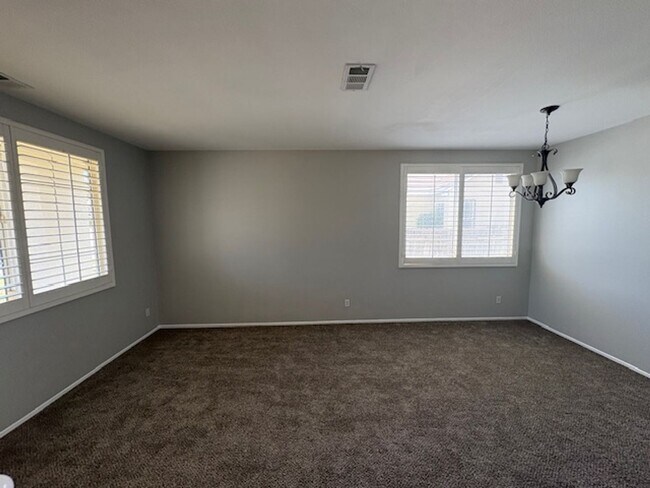 Foto del edificio - 4 Bedroom with NEW Carpet & Paint