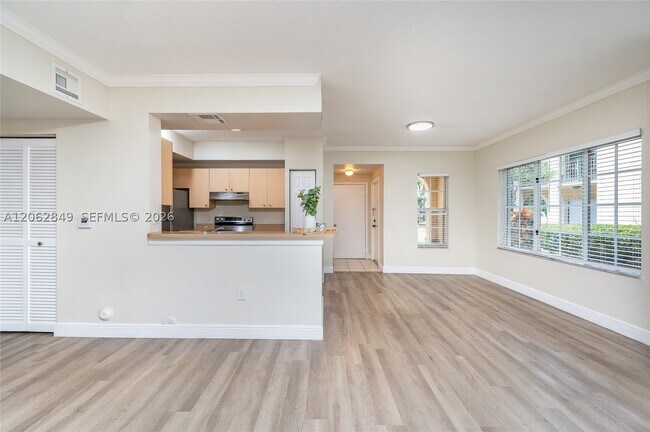 Foto del edificio - 2482 Centergate Dr
