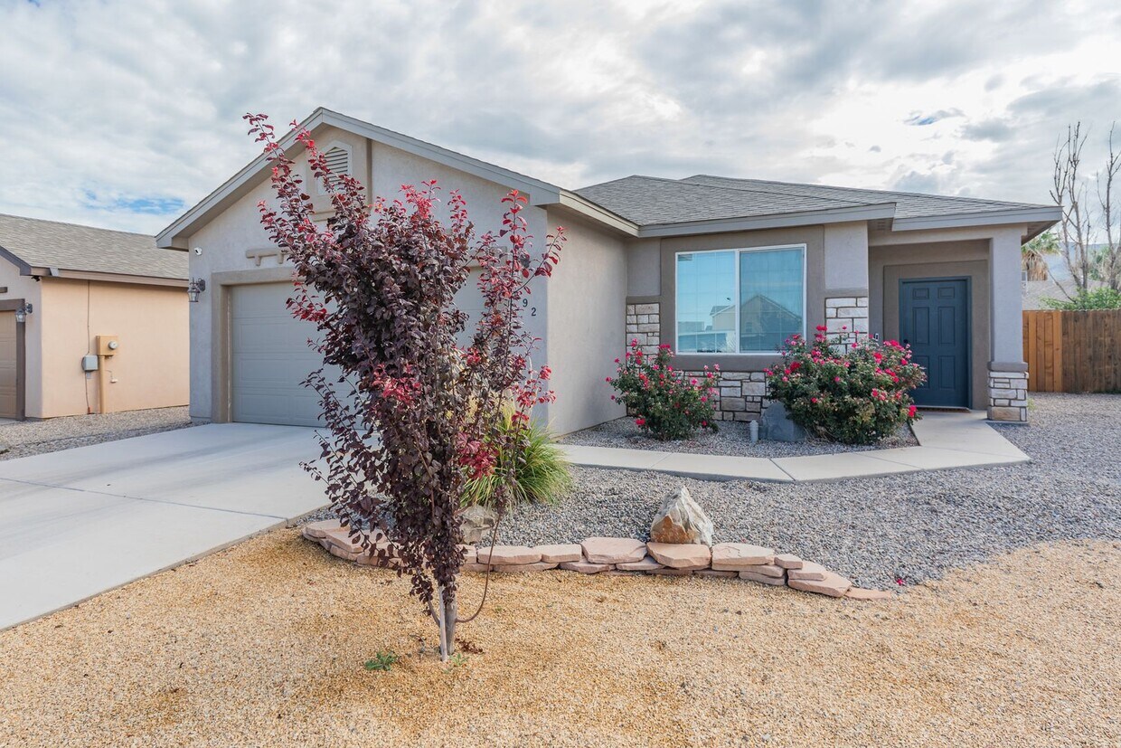 Foto principal - Beautiful 3 Bedroom/2 Bath Home