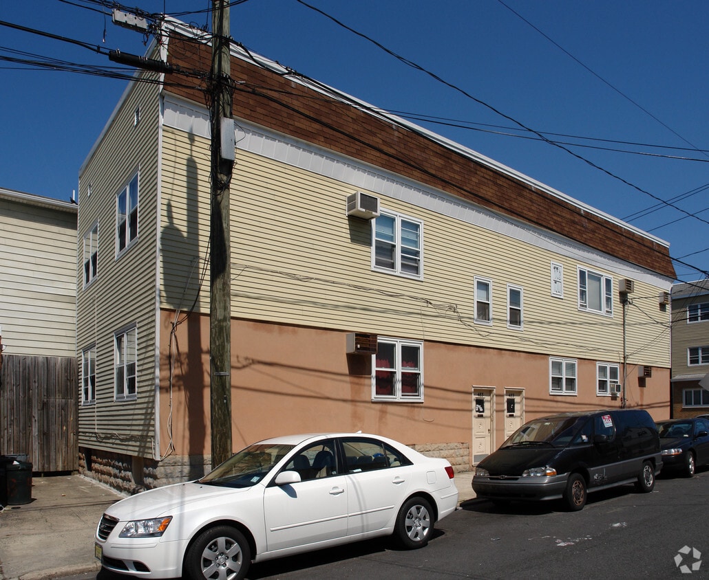 Building Photo - 483 Avenue A