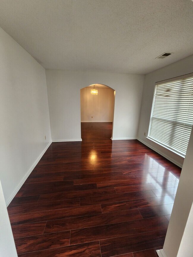 Foto del edificio - 908 Primrose Ln