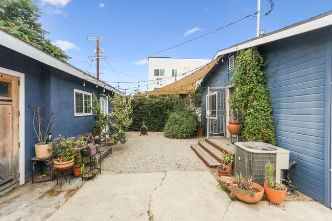 Building Photo - 218 W 87th St