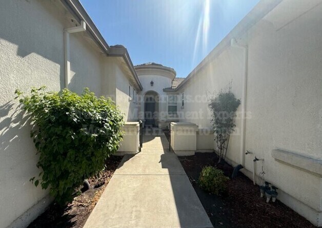 Foto del edificio - 5891 Silver Oak Cir