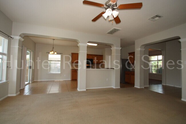 Foto del edificio - Heights Two-Story!