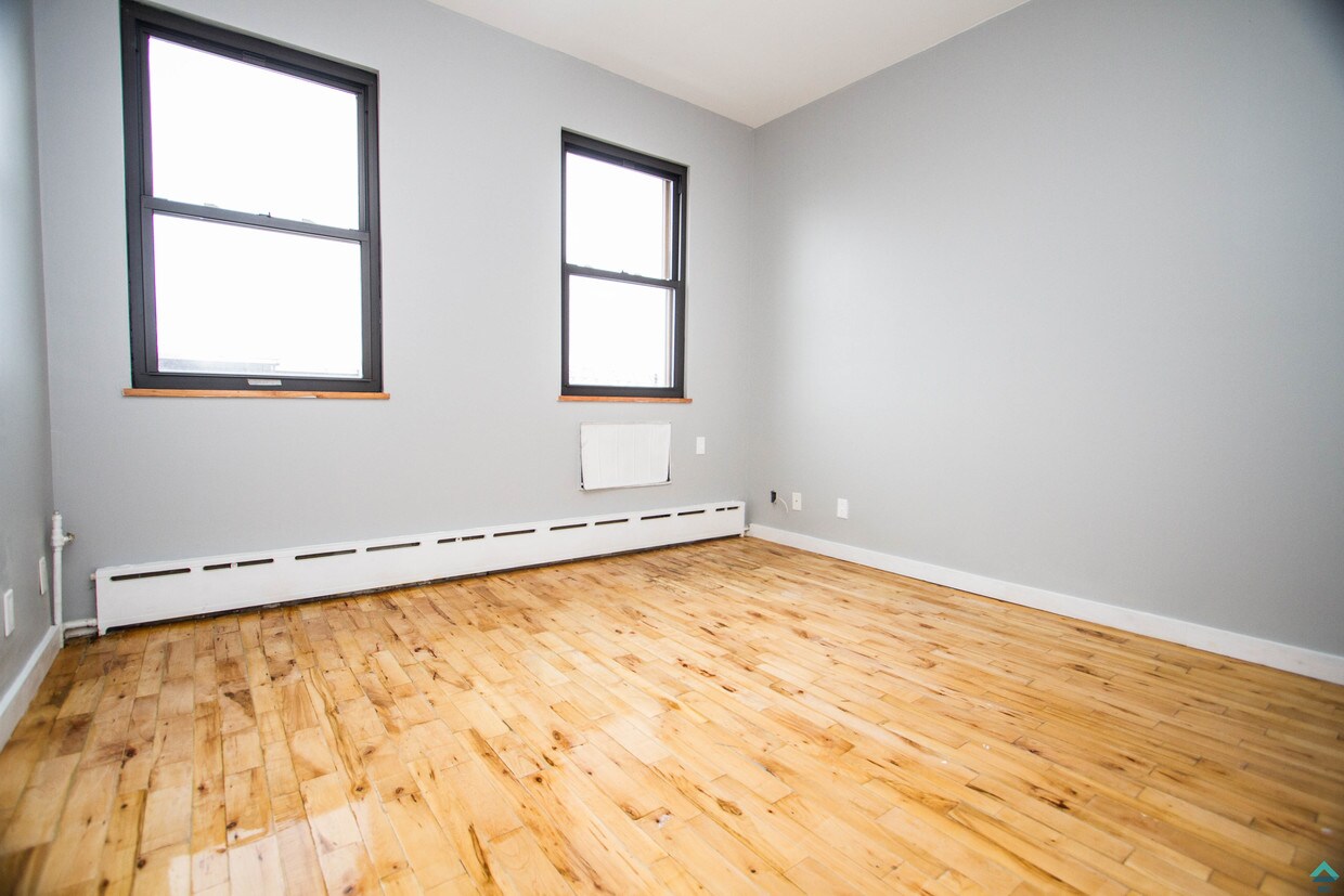 Primary Photo - 657 Meeker Ave