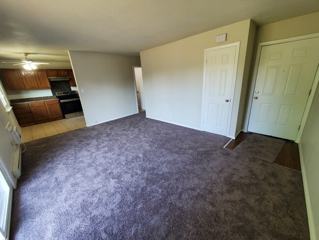 Building Photo - 1371 Monomoy St