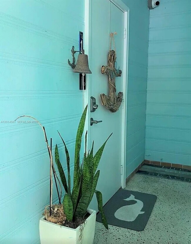 Foto del edificio - 3400 N Surf Rd