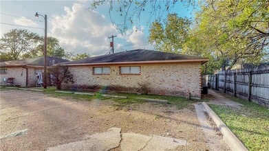 Building Photo - 204 Lynn Dr