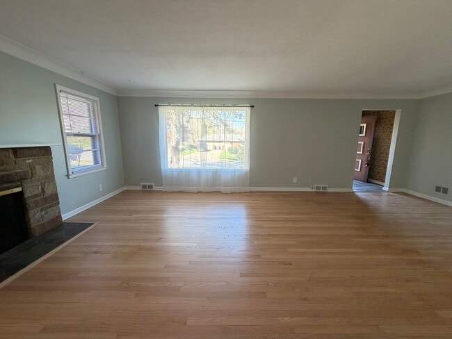 Building Photo - Updated 3 bedroom in Alger Heights area