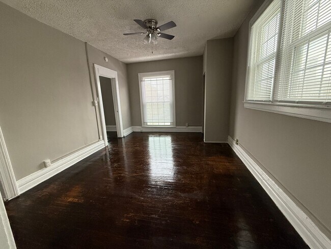 Foto del edificio - 2 bedroom 1 bath Upstairs Downtown Duplex