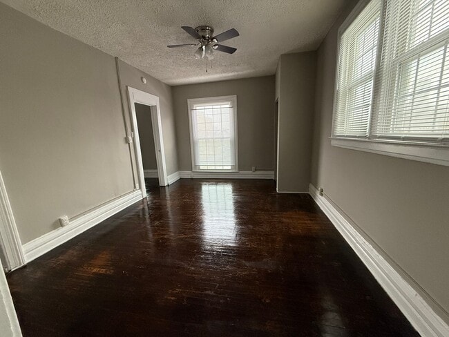 Building Photo - 2 bedroom 1 bath Upstairs Downtown Duplex