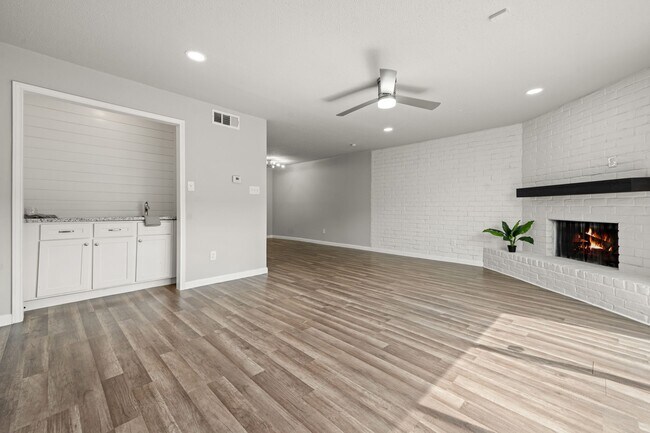 Building Photo - 8517 Ariel St