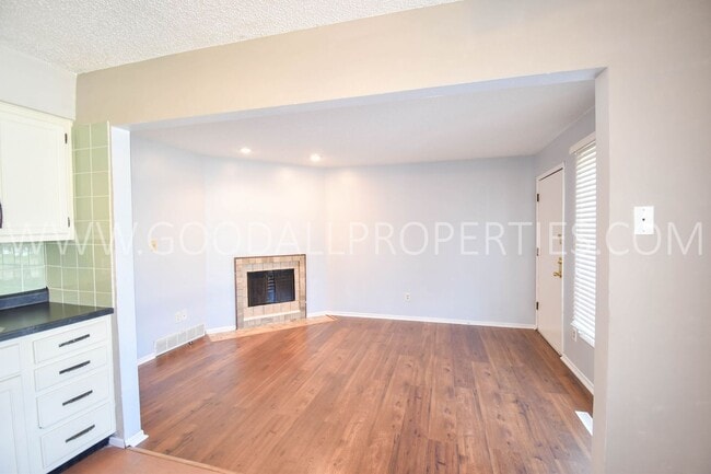 Building Photo - 2 Bedroom 1 bath duplex with unfinished basement near Merle Hay Mall