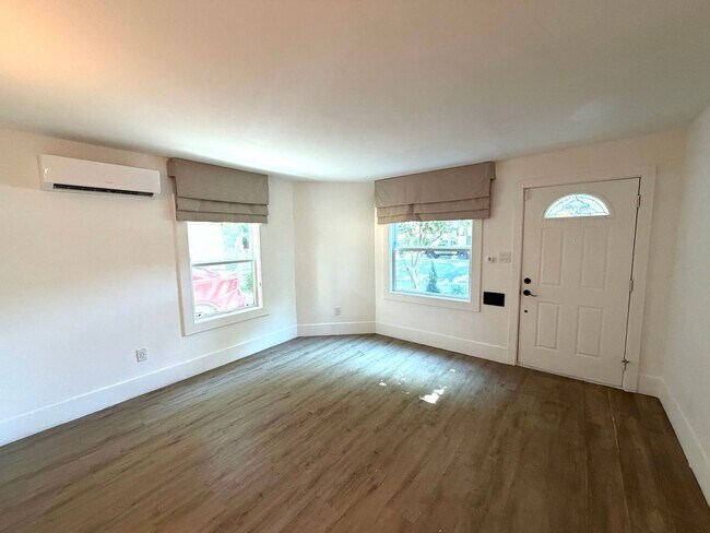 Foto del edificio - Tastefully remodeled Midtown Sacramento Apartment with Private Backyard Patio!