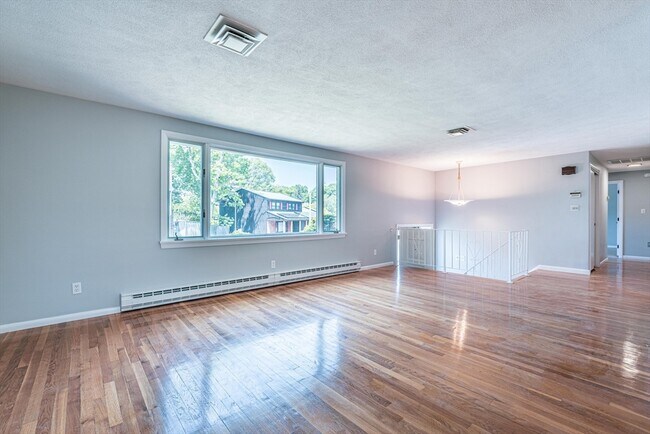 Building Photo - 20 Fieldstone Dr