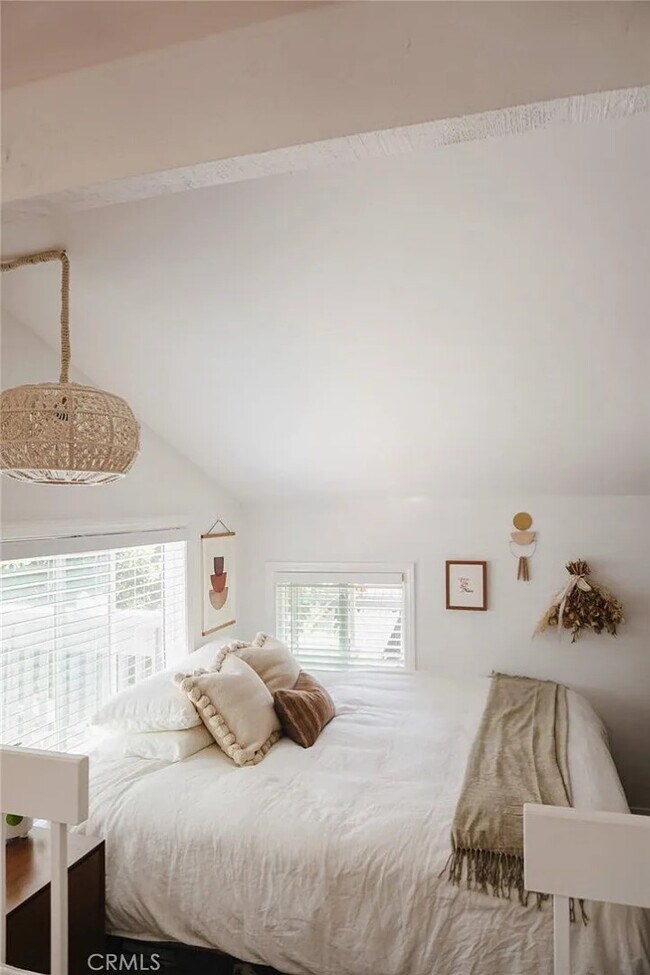 Foto del edificio - Coastal-Chic 1BR with In-Unit Laundry, Central A/C, and All Utilities Included — Steps to Hunting...